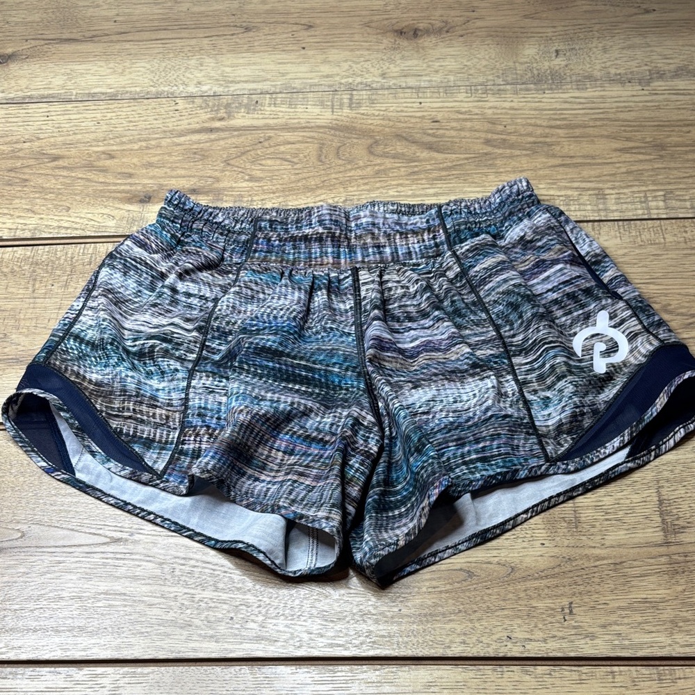 Women’s Lululemon Hottie Hot Shorts in Colab with Peloton Size 6 Tall